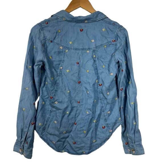 NEW Francesca's Mi Ami Chambray Embroidered Button Down Top Size XS - Picture 2 of 8
